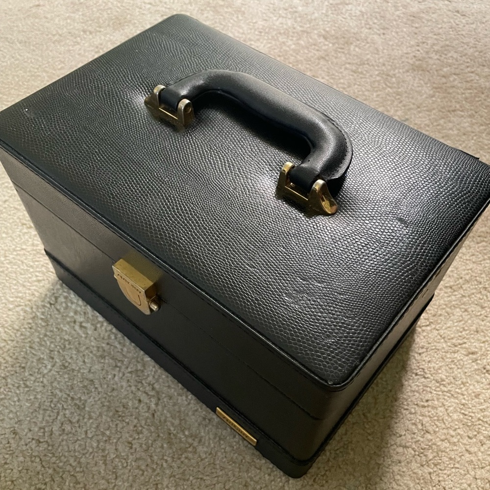 BLACK MAKEUP BOX